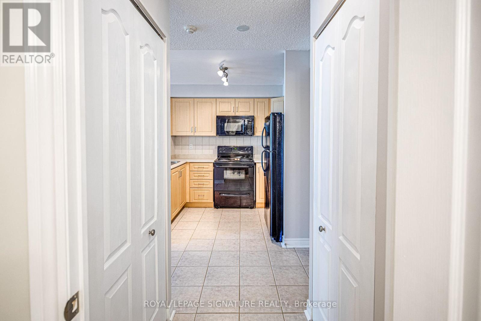 Photo 16 of 402 212 Eglinton Avenue, Toronto ON