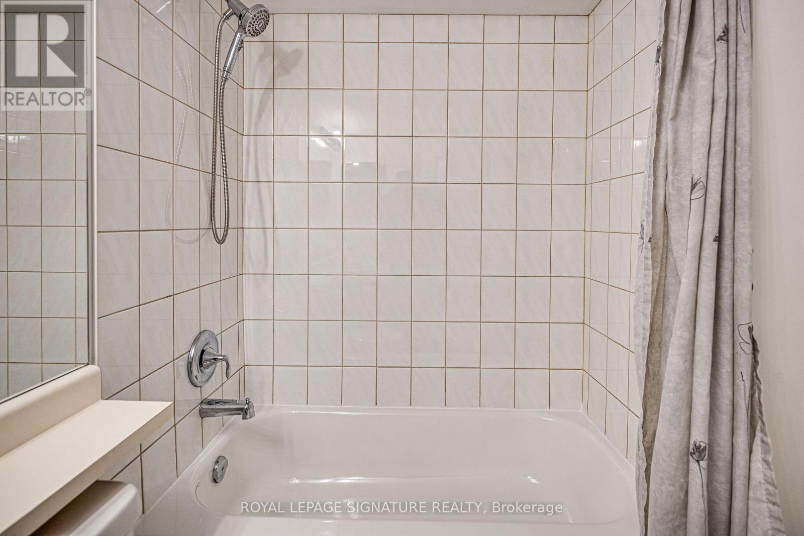 Photo 18 of 402 212 Eglinton Avenue, Toronto ON