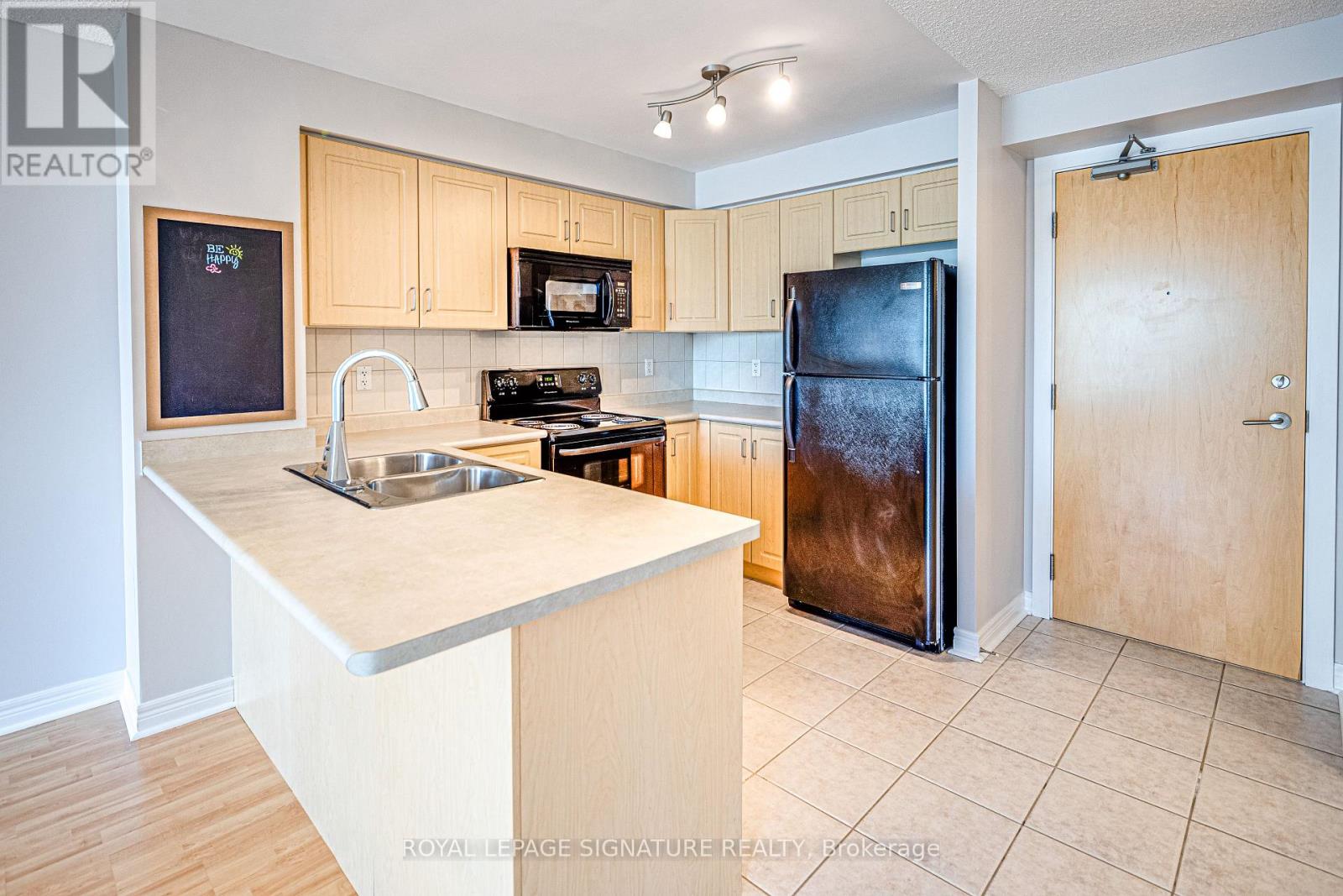 Photo 2 of 402 212 Eglinton Avenue, Toronto ON
