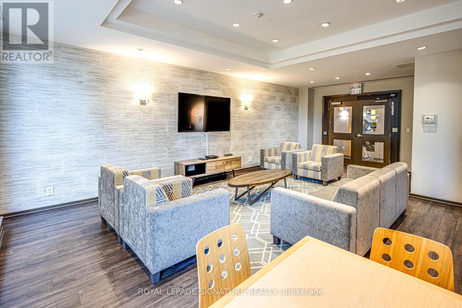 Photo 23 of 402 212 Eglinton Avenue, Toronto ON