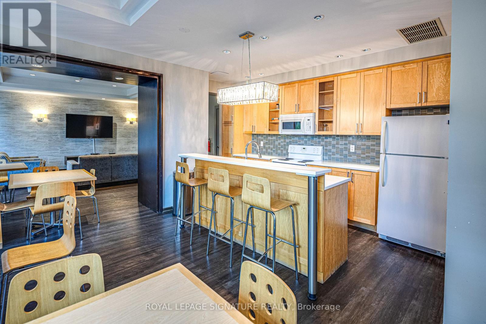 Photo 24 of 402 212 Eglinton Avenue, Toronto ON