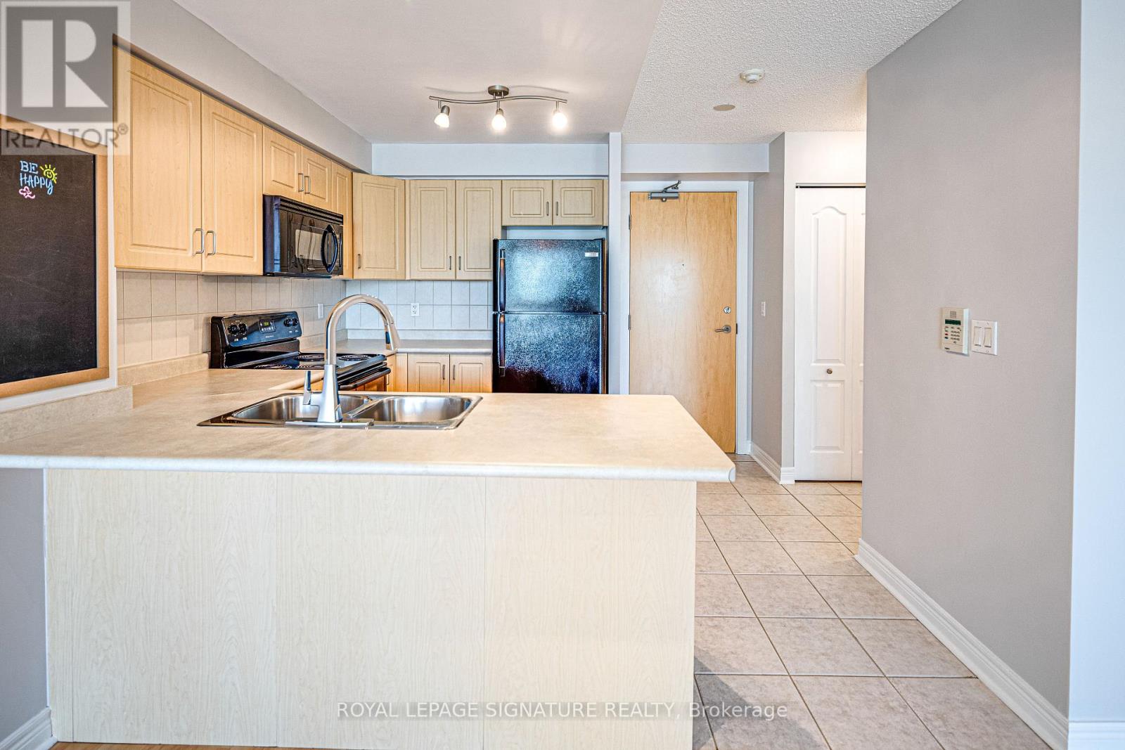 Photo 3 of 402 212 Eglinton Avenue, Toronto ON