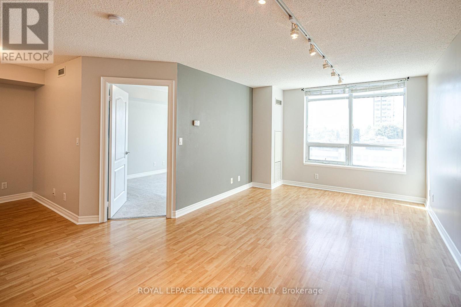 Photo 6 of 402 212 Eglinton Avenue, Toronto ON