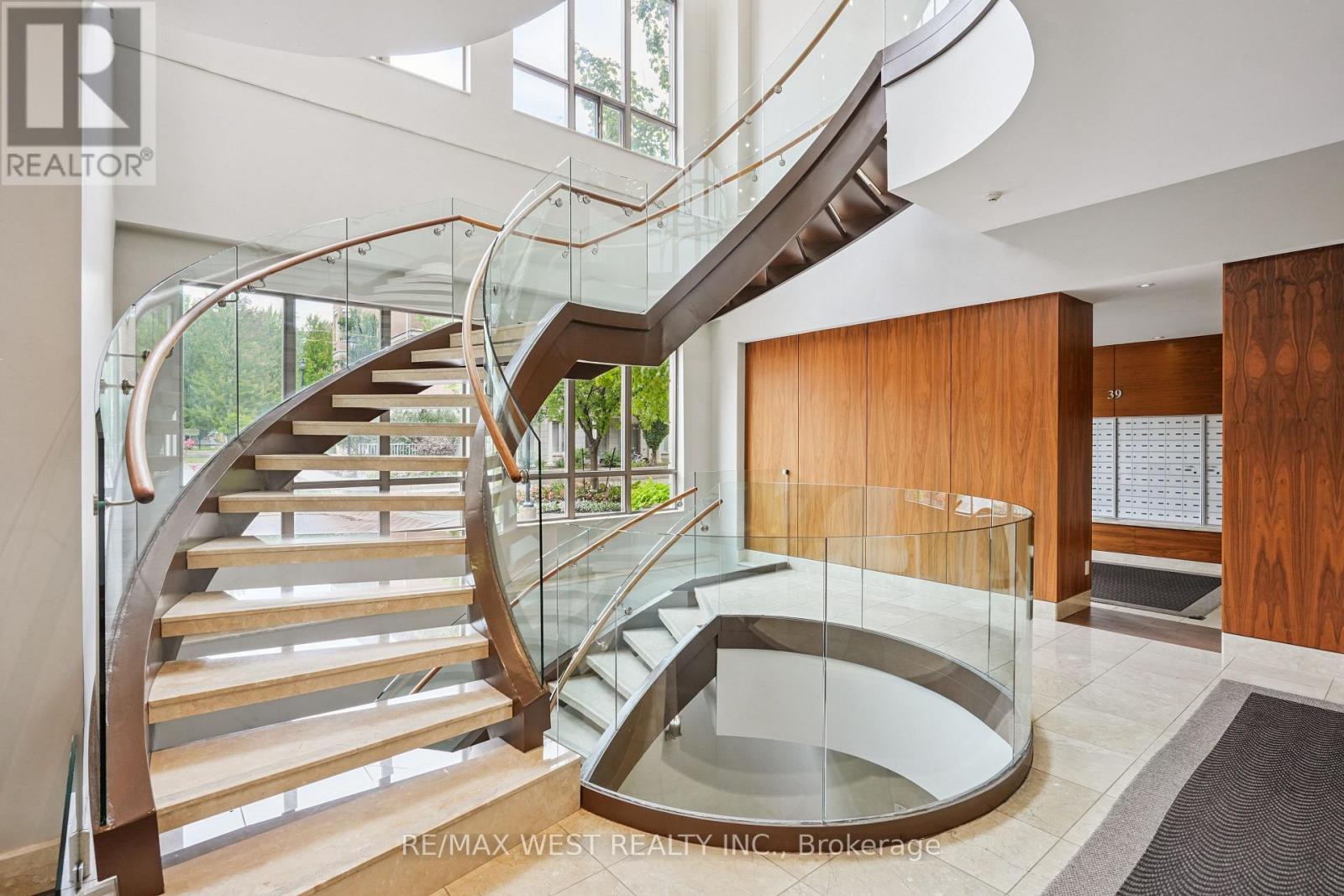 Photo 2 of 506 37 Galleria Parkway, Markham ON