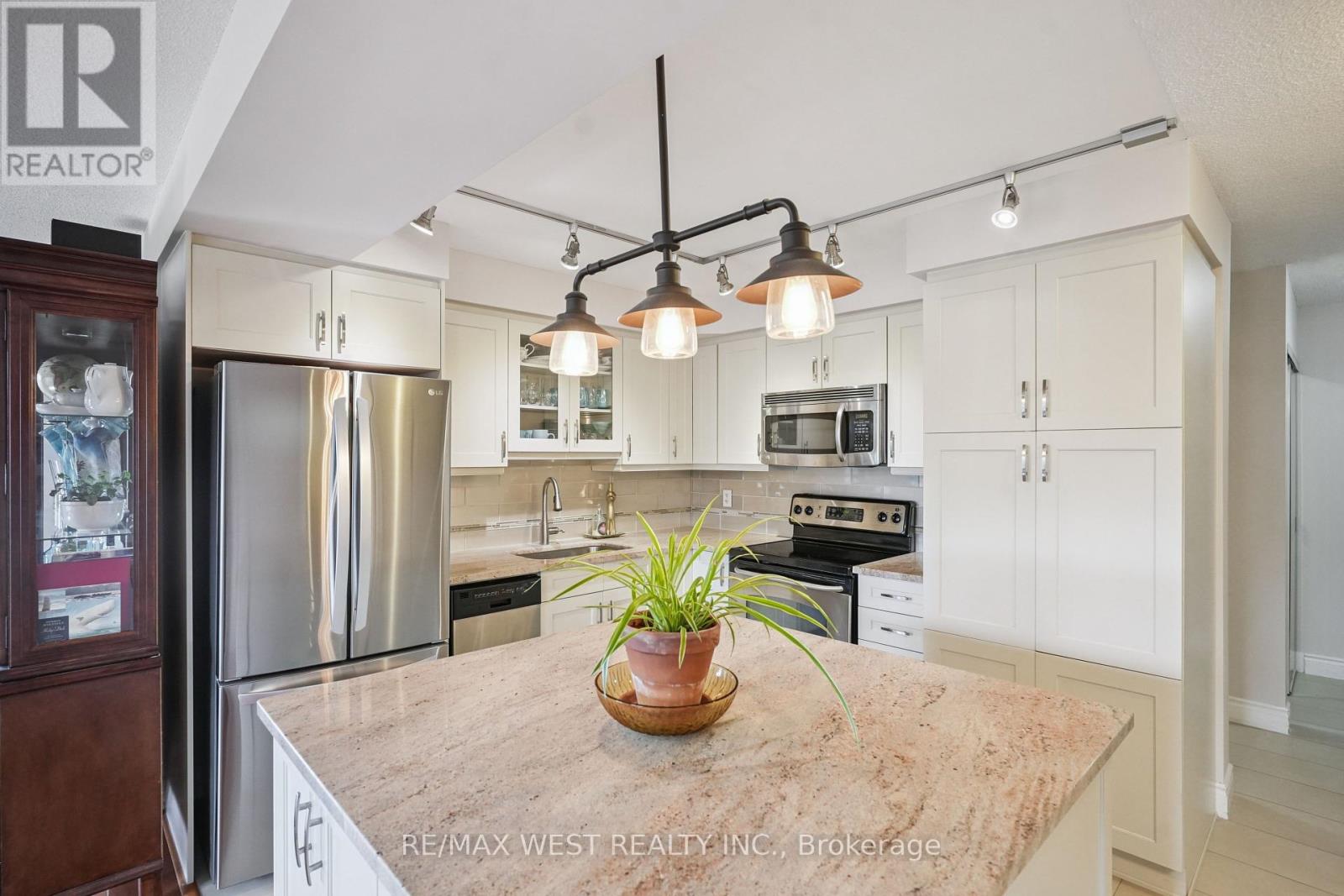 Photo 5 of 506 37 Galleria Parkway, Markham ON