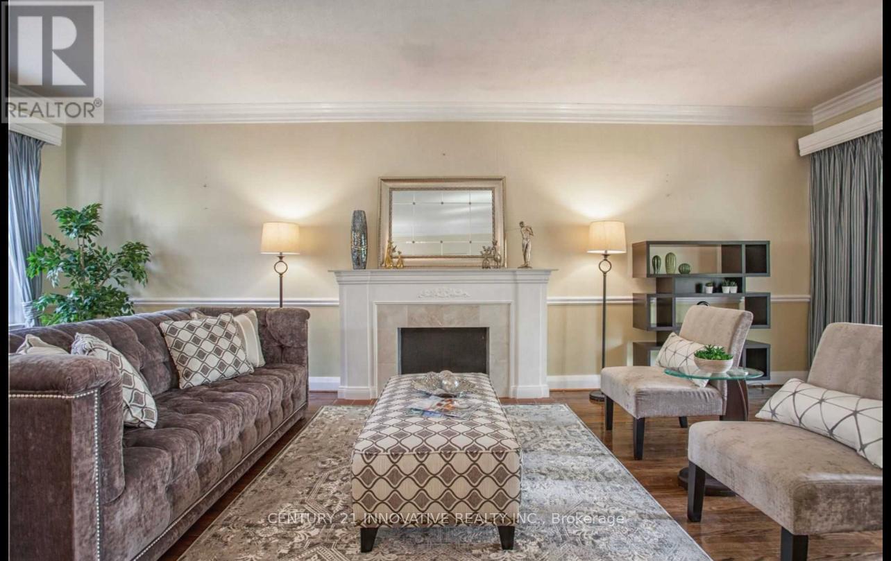 Photo 3 of 48 Trench Street, Richmond Hill ON