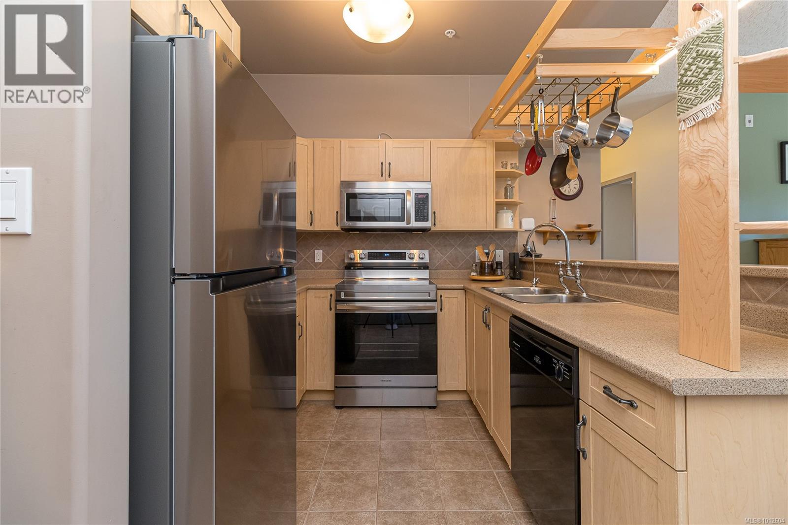 Photo 8 of 301 2706 Peatt Rd, Langford BC