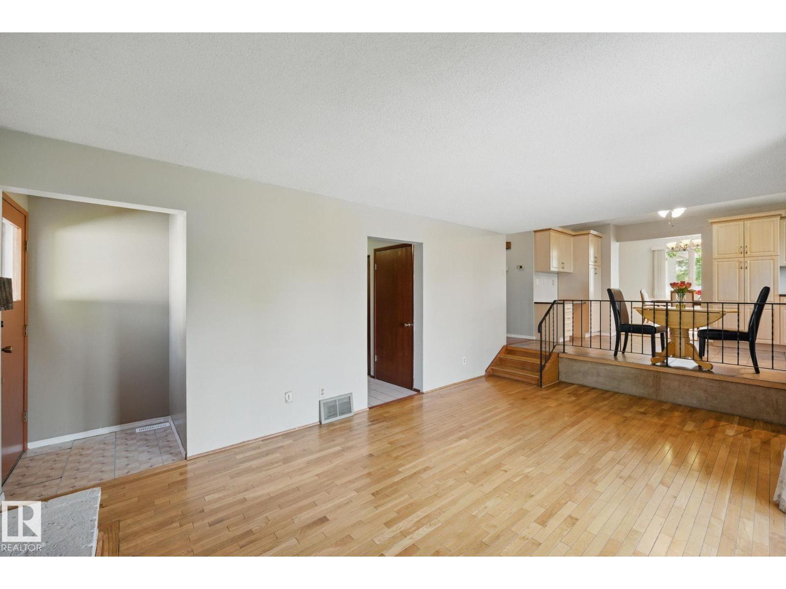 Photo 12 of 4336 74 St Nw, Edmonton AB