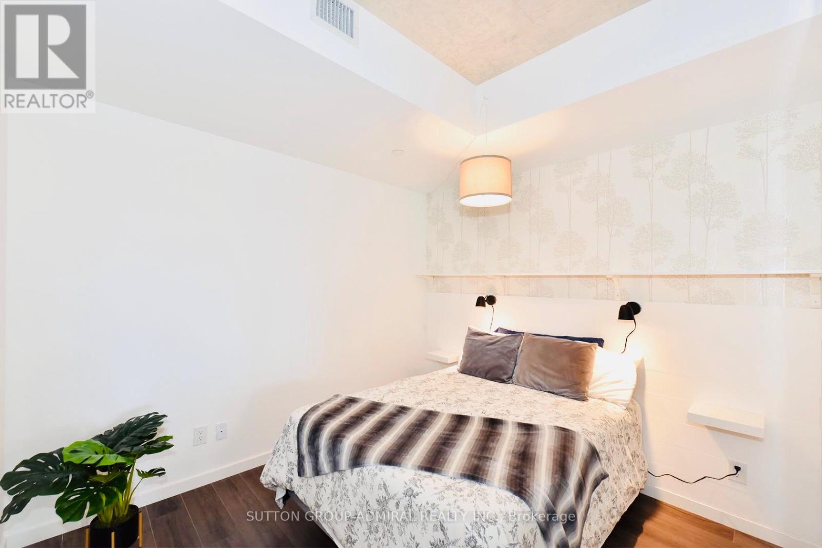 Photo 10 of 404 7 Smith Crescent, Toronto ON