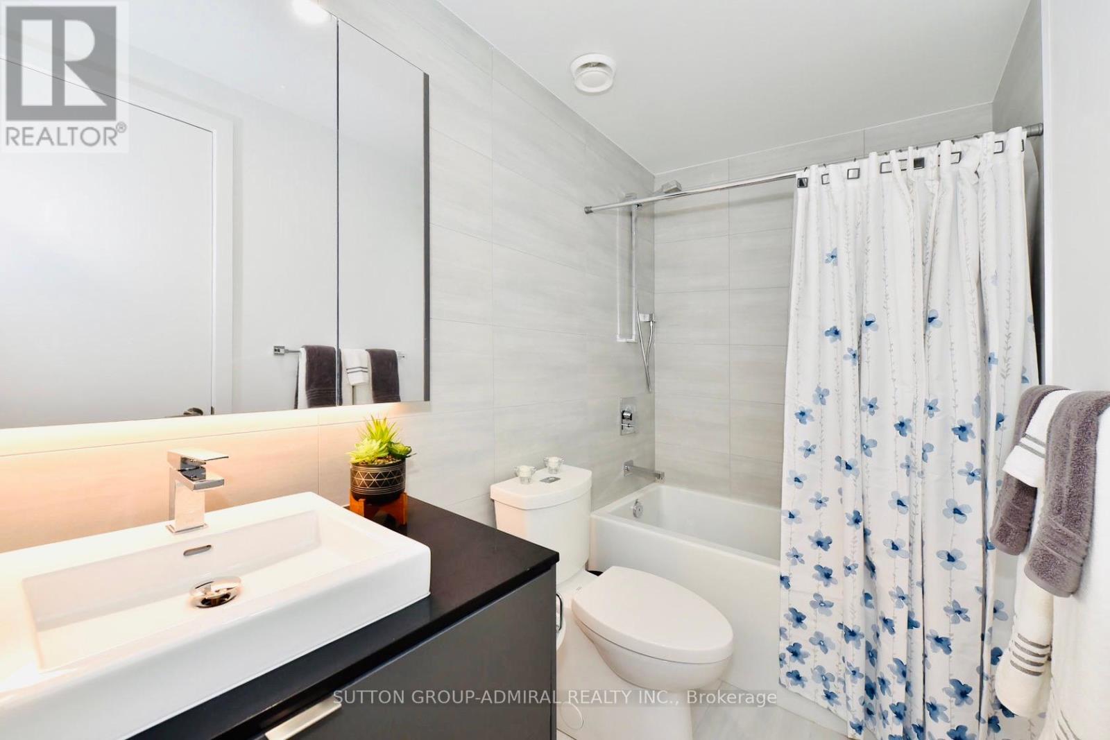 Photo 9 of 404 7 Smith Crescent, Toronto ON
