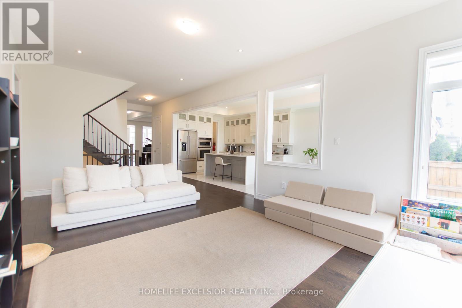 Photo 13 of 3128 Parsonage Crescent, Oakville ON