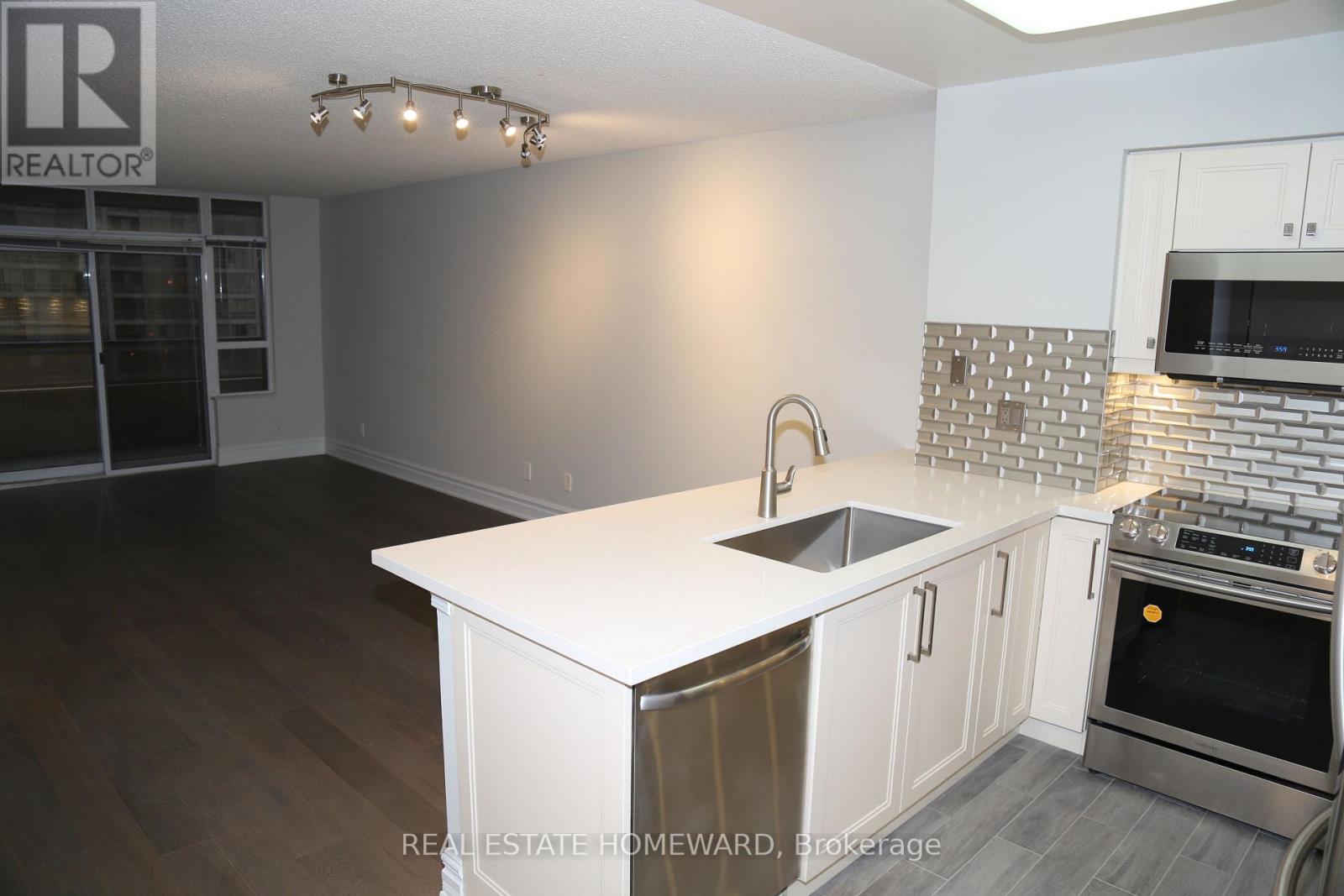 Photo 8 of 713 35 Kingsbridge Garden Circle, Mississauga ON