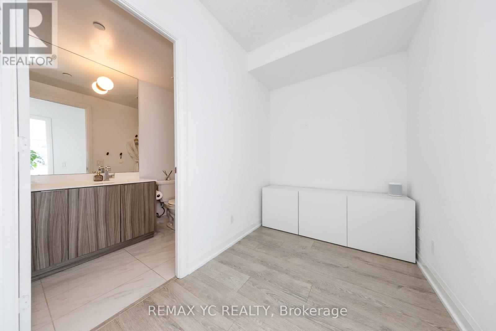 Photo 5 of 3904 56 Annie Craig Drive, Toronto ON