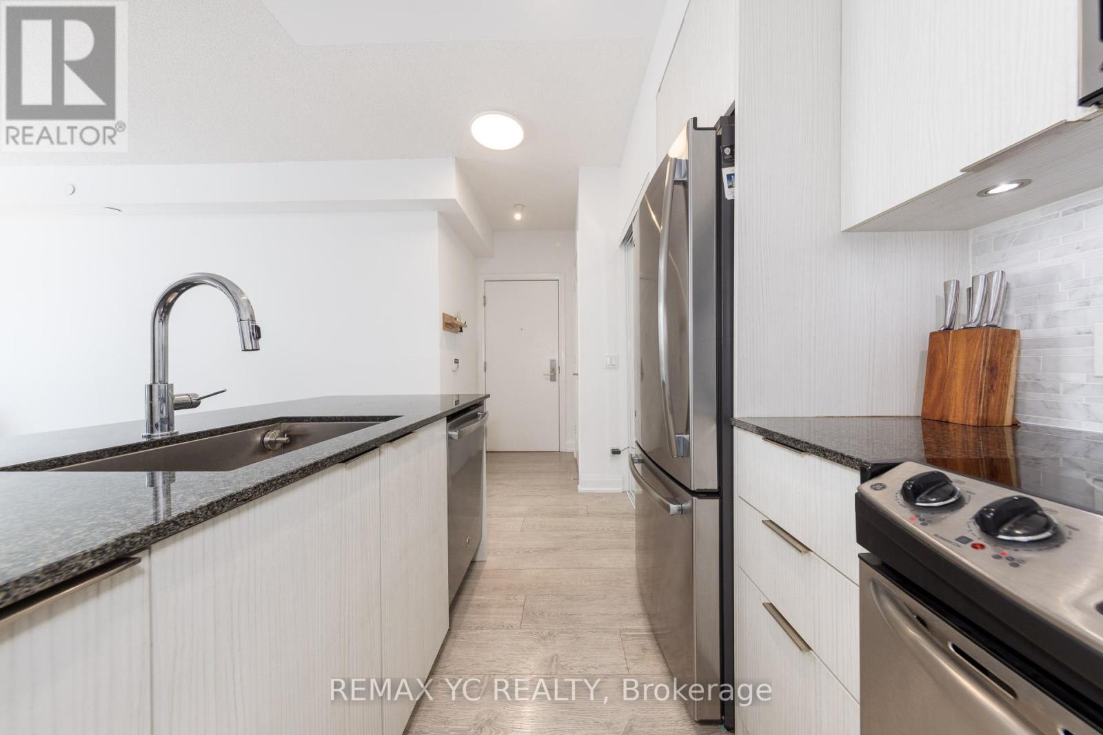 Photo 9 of 3904 56 Annie Craig Drive, Toronto ON