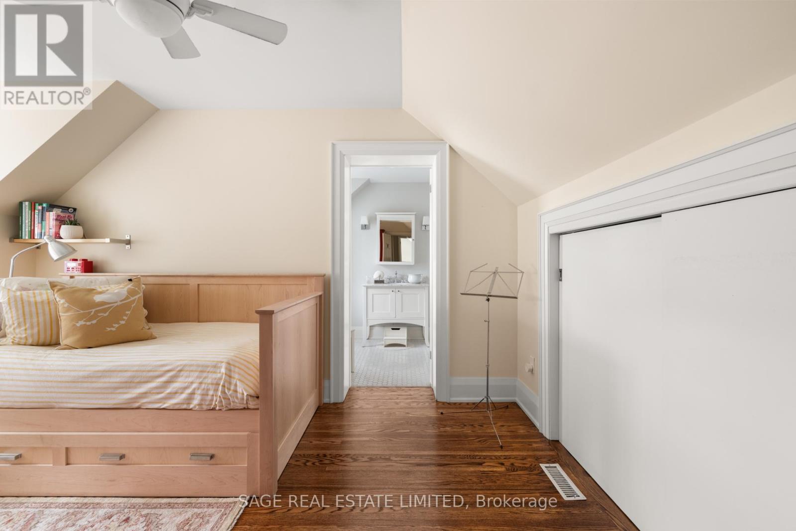 Photo 13 of 9 Canfield Place, Toronto ON