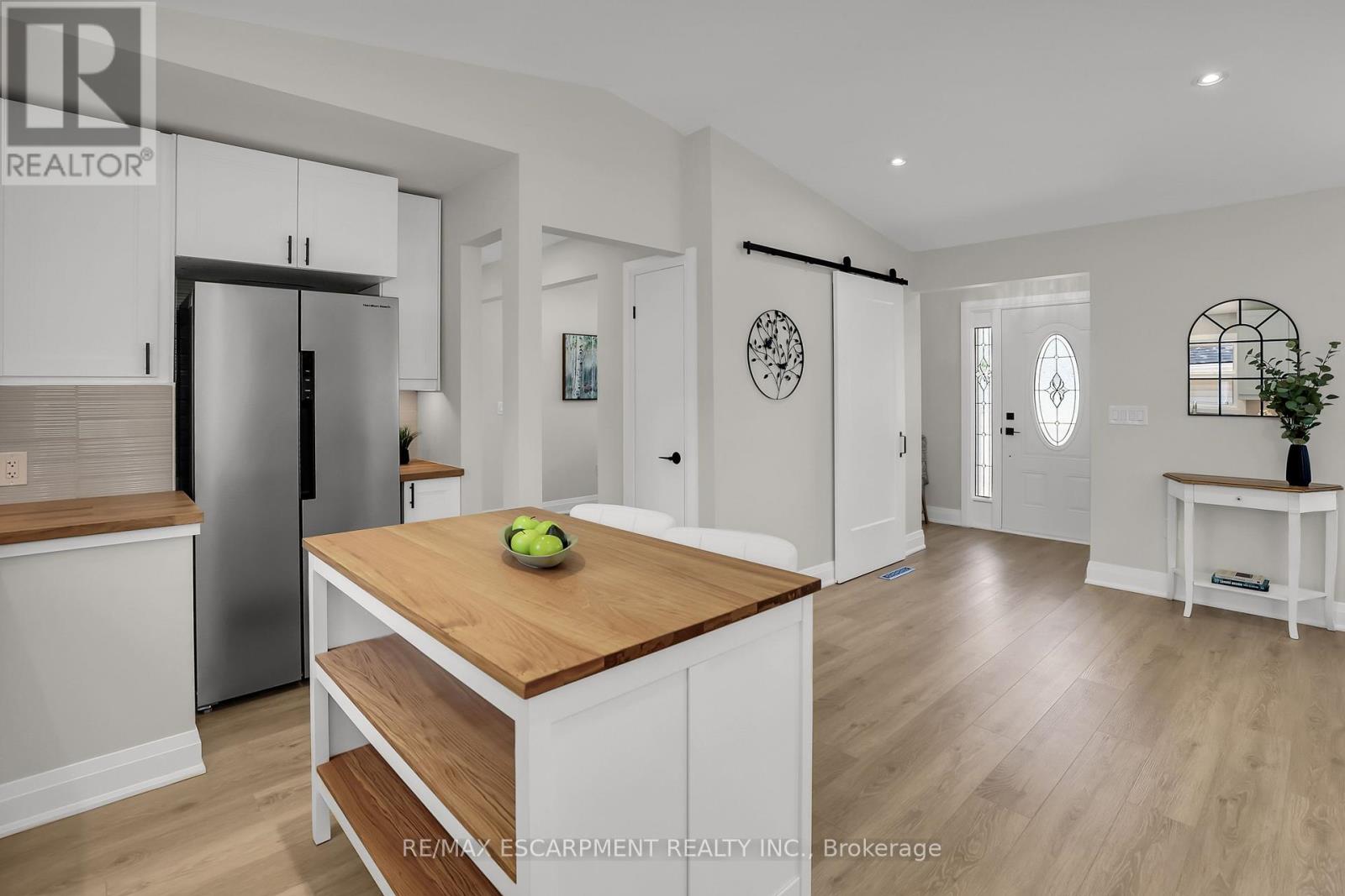 Photo 10 of 52 Valencourt Drive, Welland ON