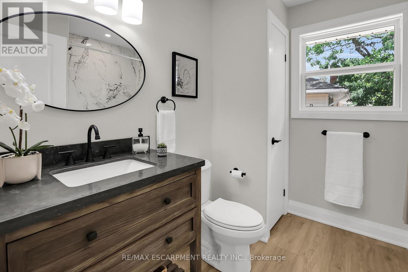Photo 16 of 52 Valencourt Drive, Welland ON