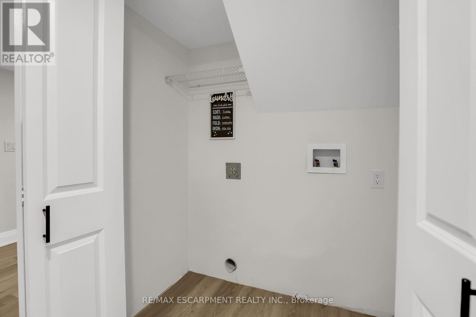 Photo 24 of 52 Valencourt Drive, Welland ON