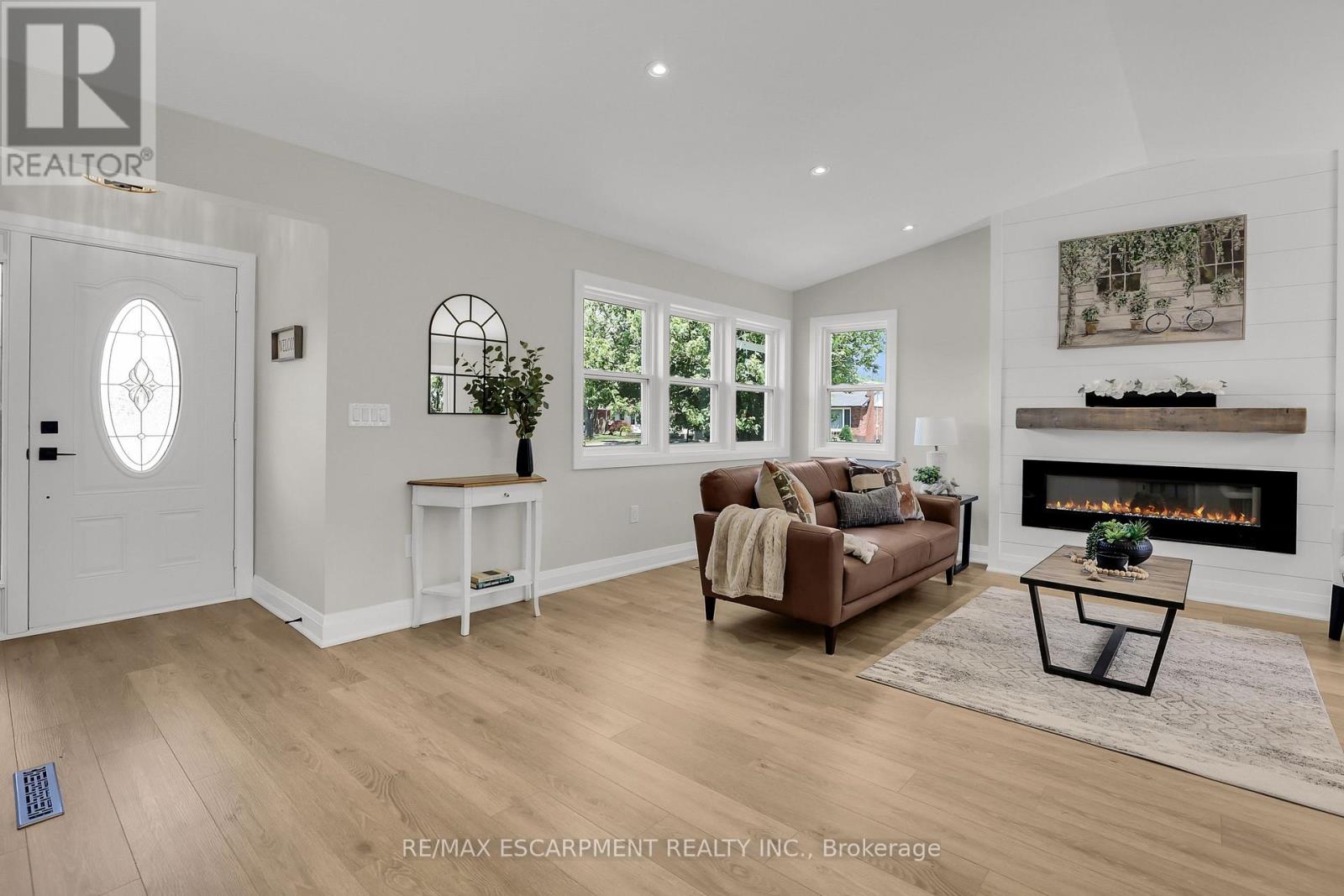 Photo 4 of 52 Valencourt Drive, Welland ON