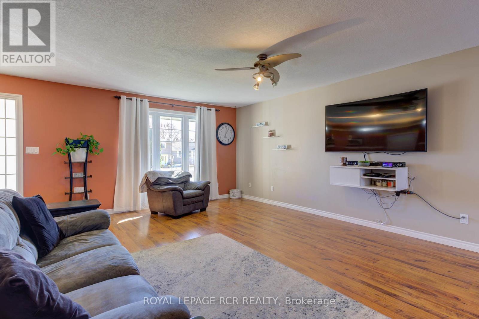 Photo 9 of 44 Geddes Street W, Minto ON