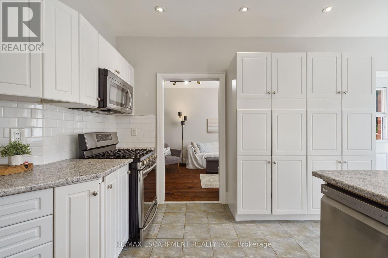 Photo 12 of 104 Davidson Boulevard, Hamilton ON