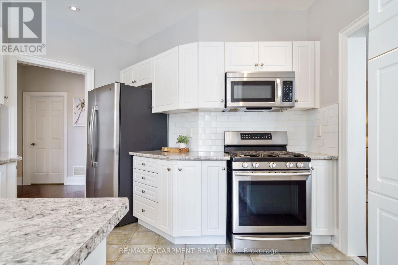 Photo 13 of 104 Davidson Boulevard, Hamilton ON