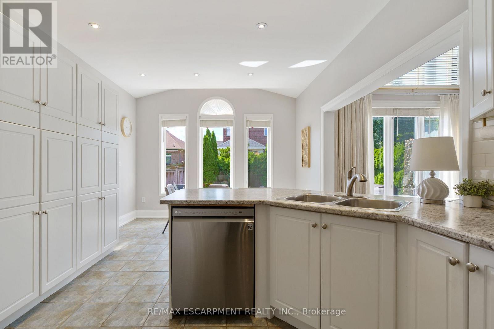 Photo 14 of 104 Davidson Boulevard, Hamilton ON