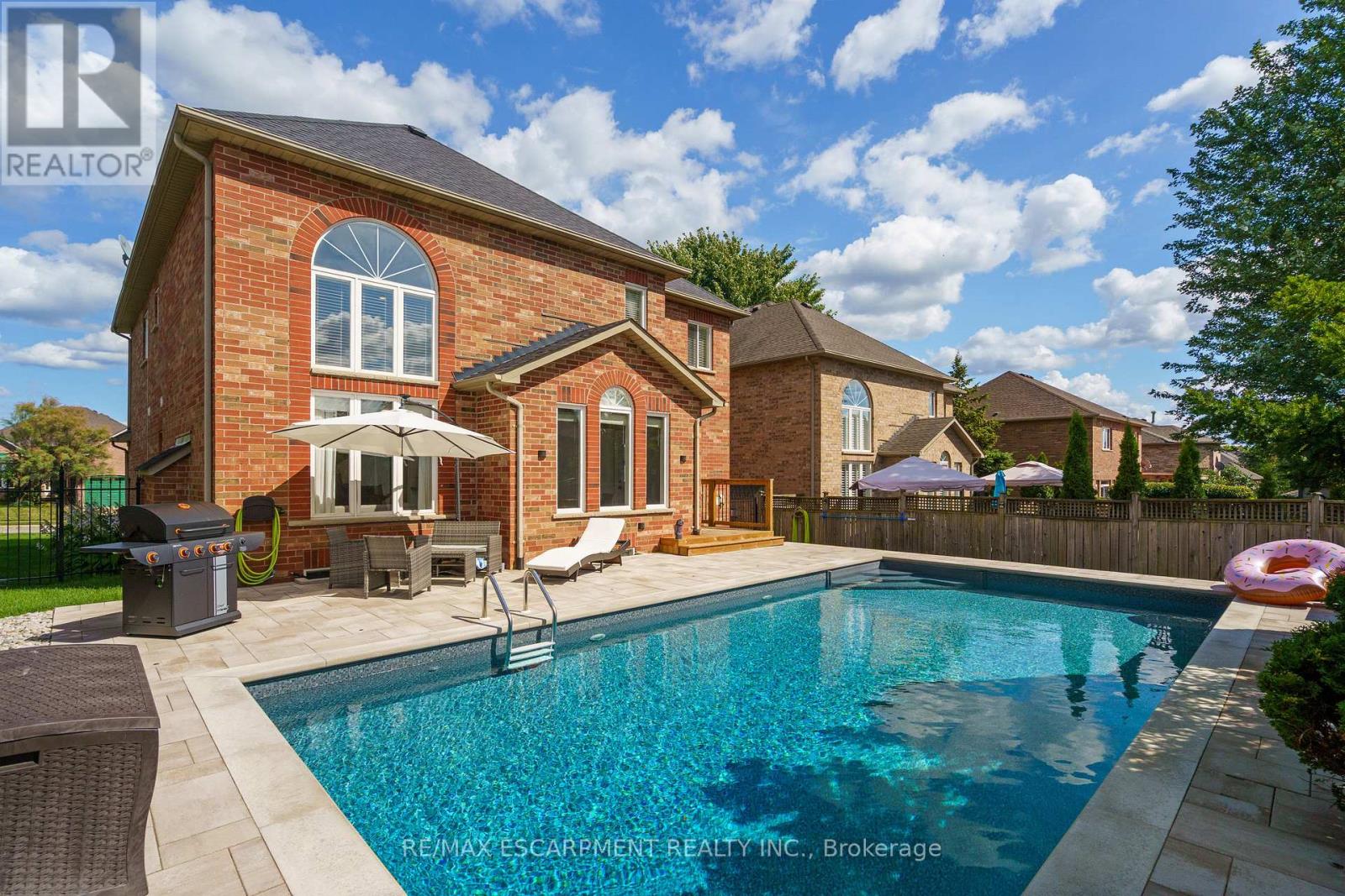 Photo 3 of 104 Davidson Boulevard, Hamilton ON