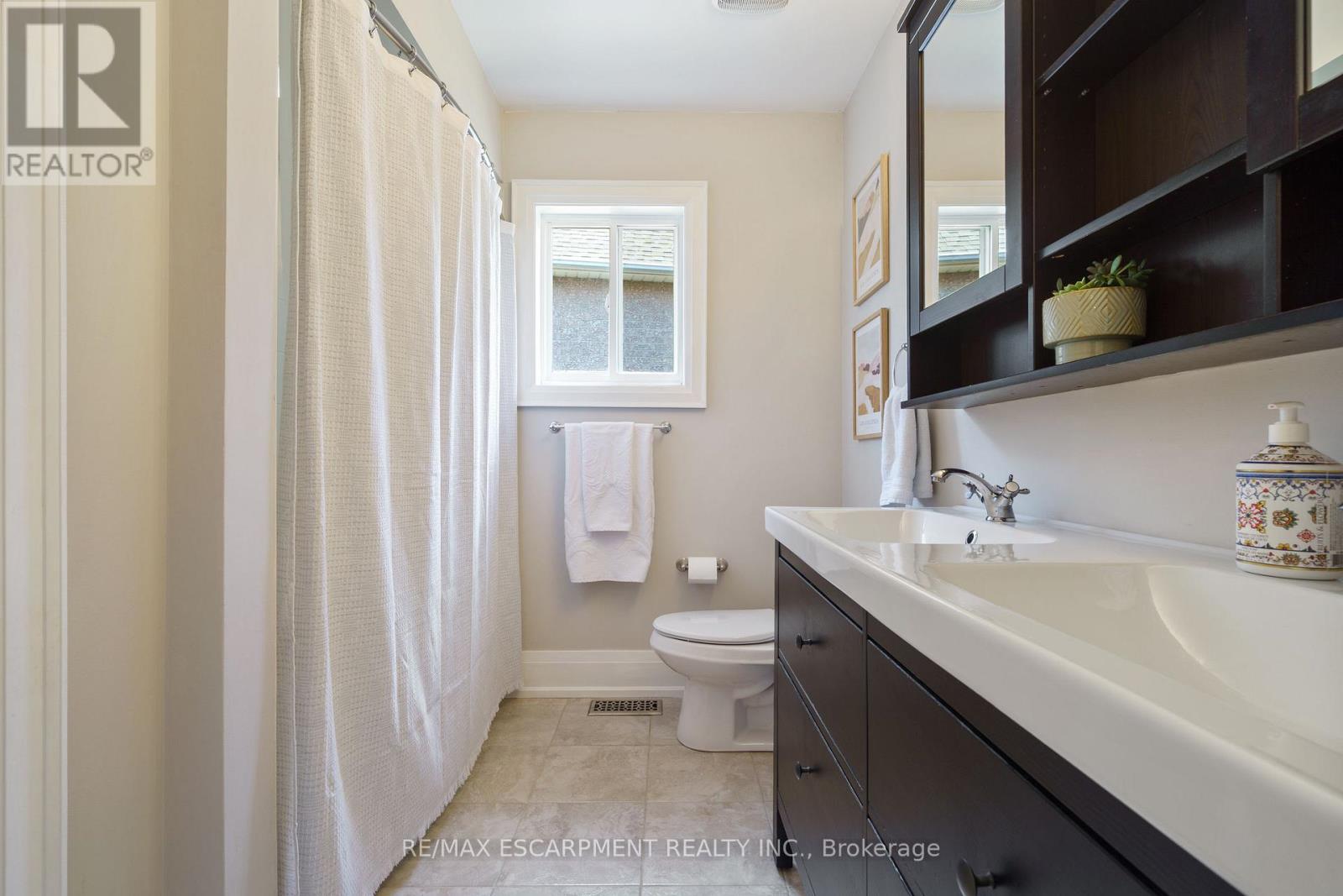Photo 38 of 104 Davidson Boulevard, Hamilton ON