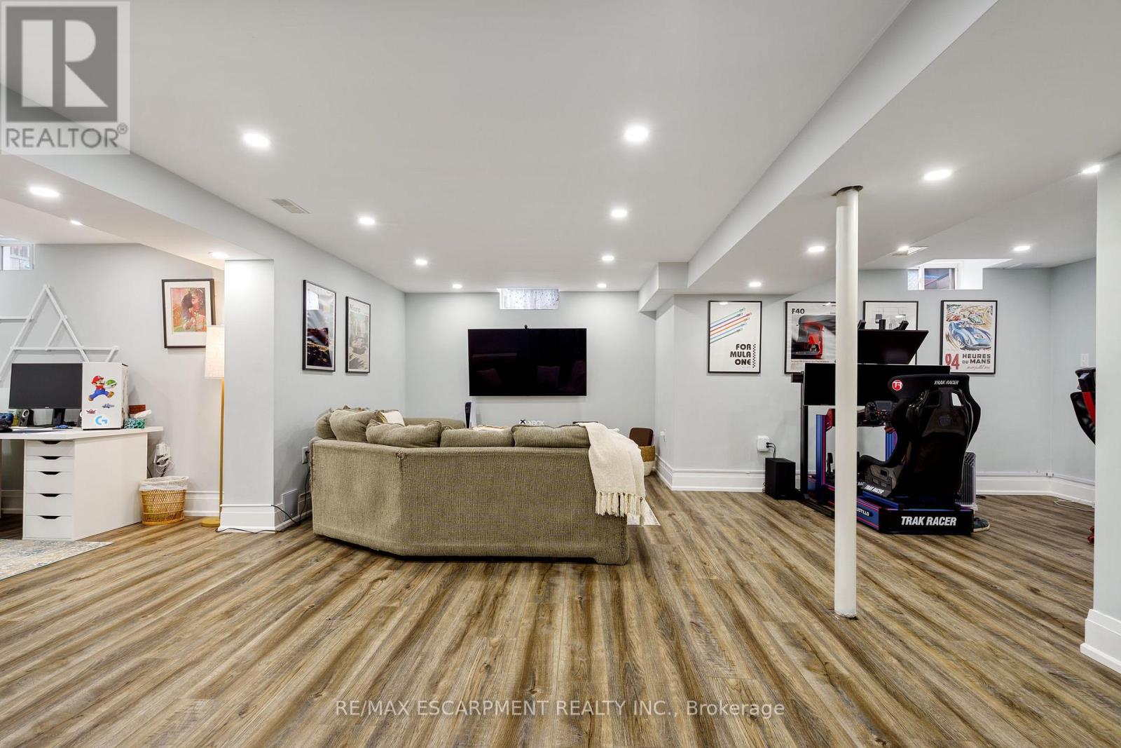 Photo 43 of 104 Davidson Boulevard, Hamilton ON