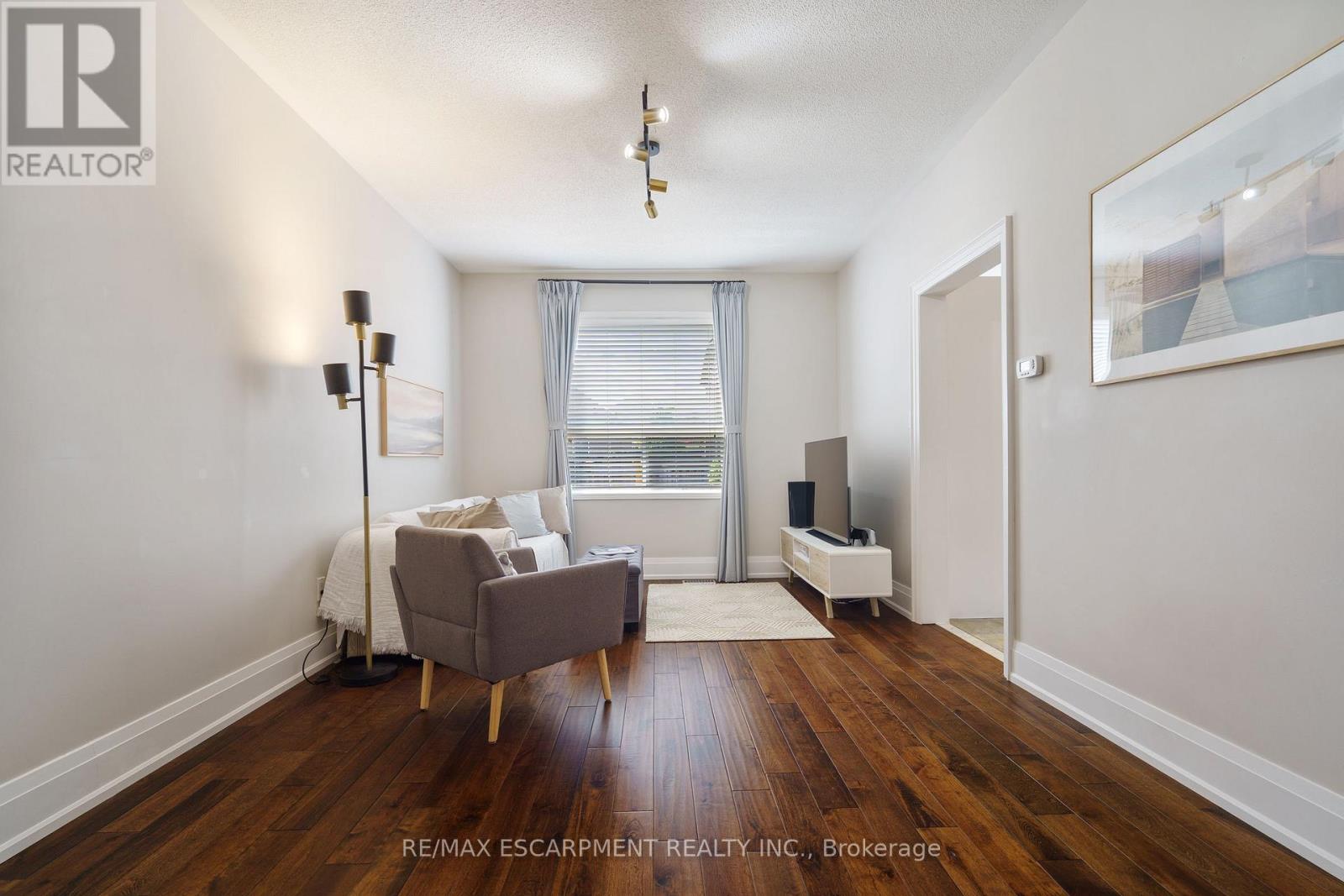 Photo 9 of 104 Davidson Boulevard, Hamilton ON
