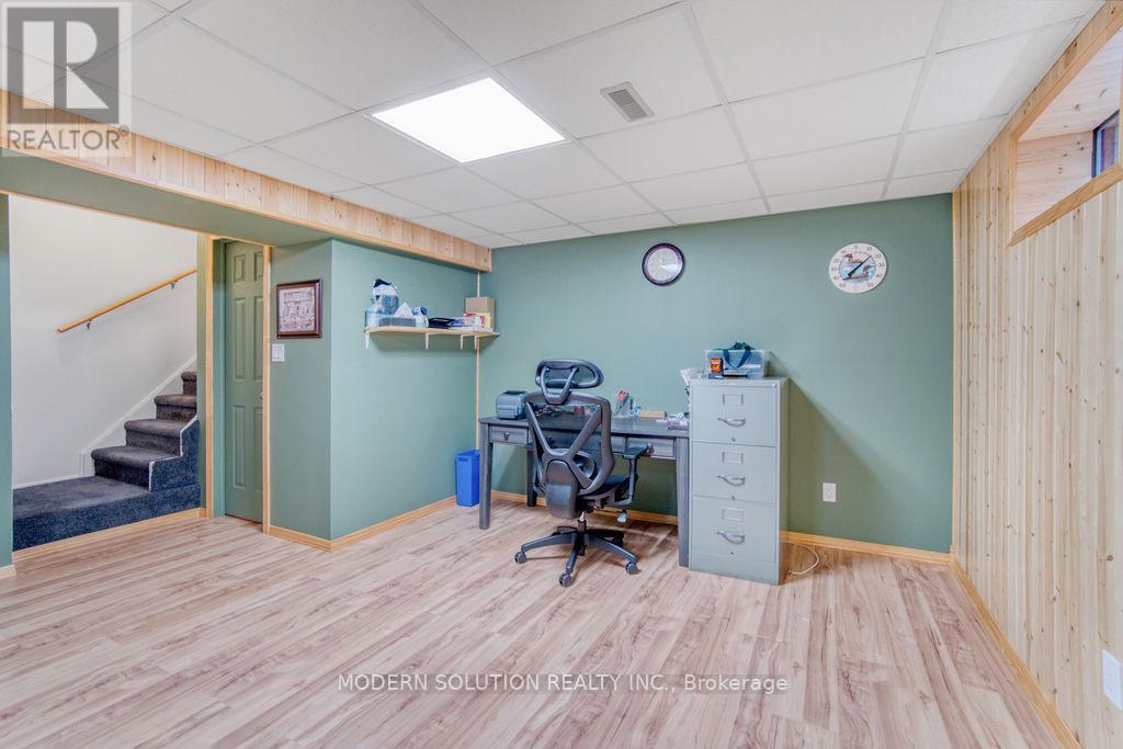 Photo 24 of 36 Hillcrest Avenue, Brantford ON