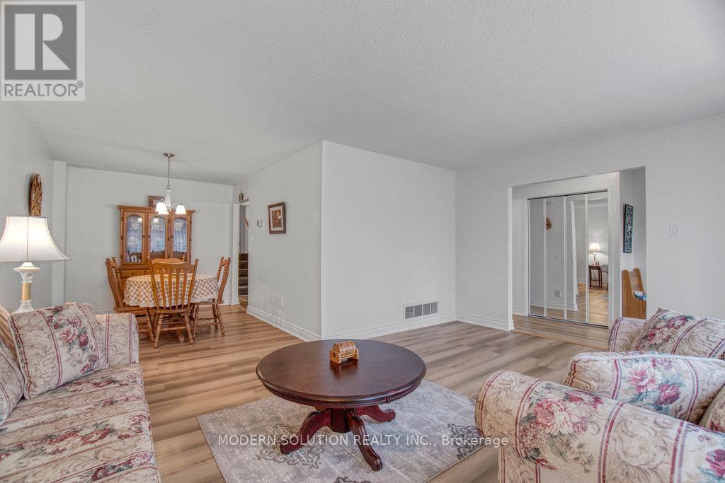 Photo 4 of 36 Hillcrest Avenue, Brantford ON