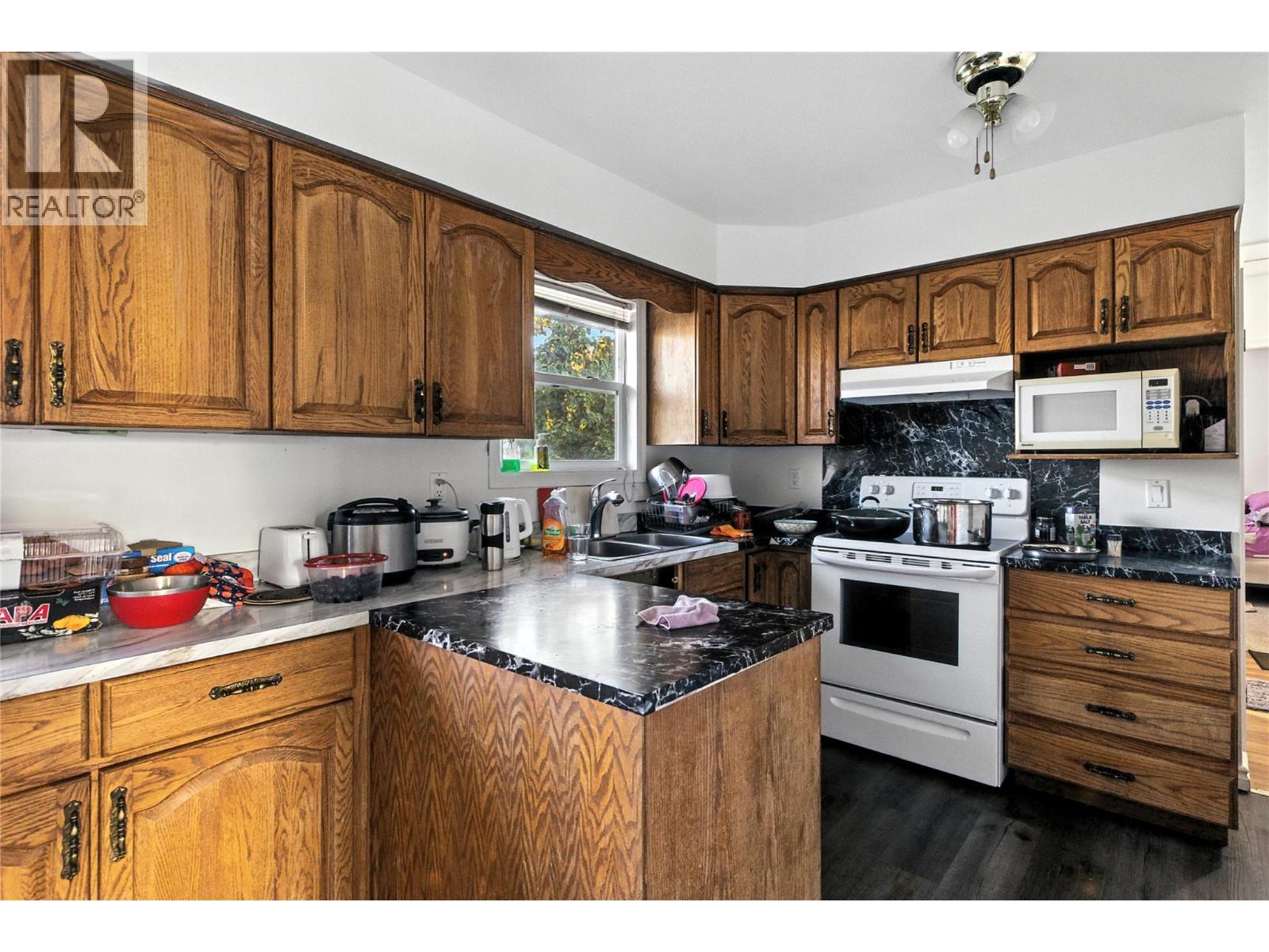 Photo 9 of 740 10th Street, Kamloops BC