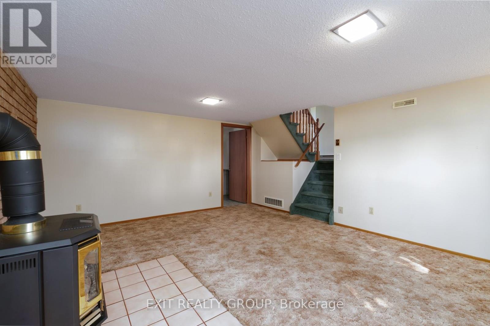 Photo 11 of 28 Ghent Drive, Quinte West ON