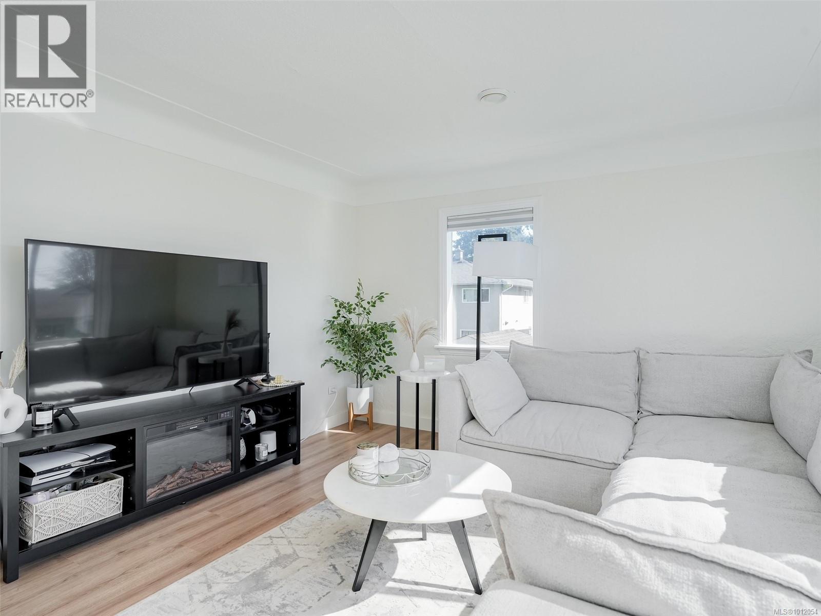Photo 2 of 2962 Millgrove St, Saanich BC
