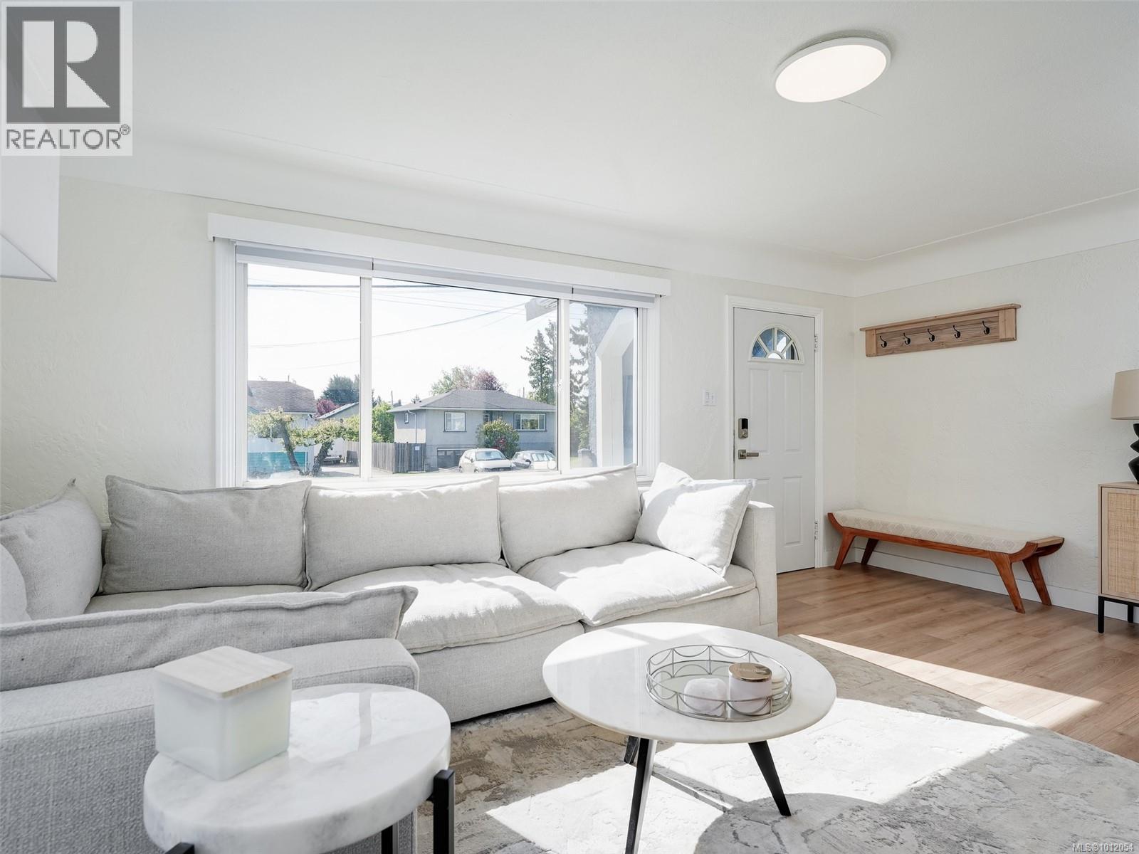 Photo 4 of 2962 Millgrove St, Saanich BC