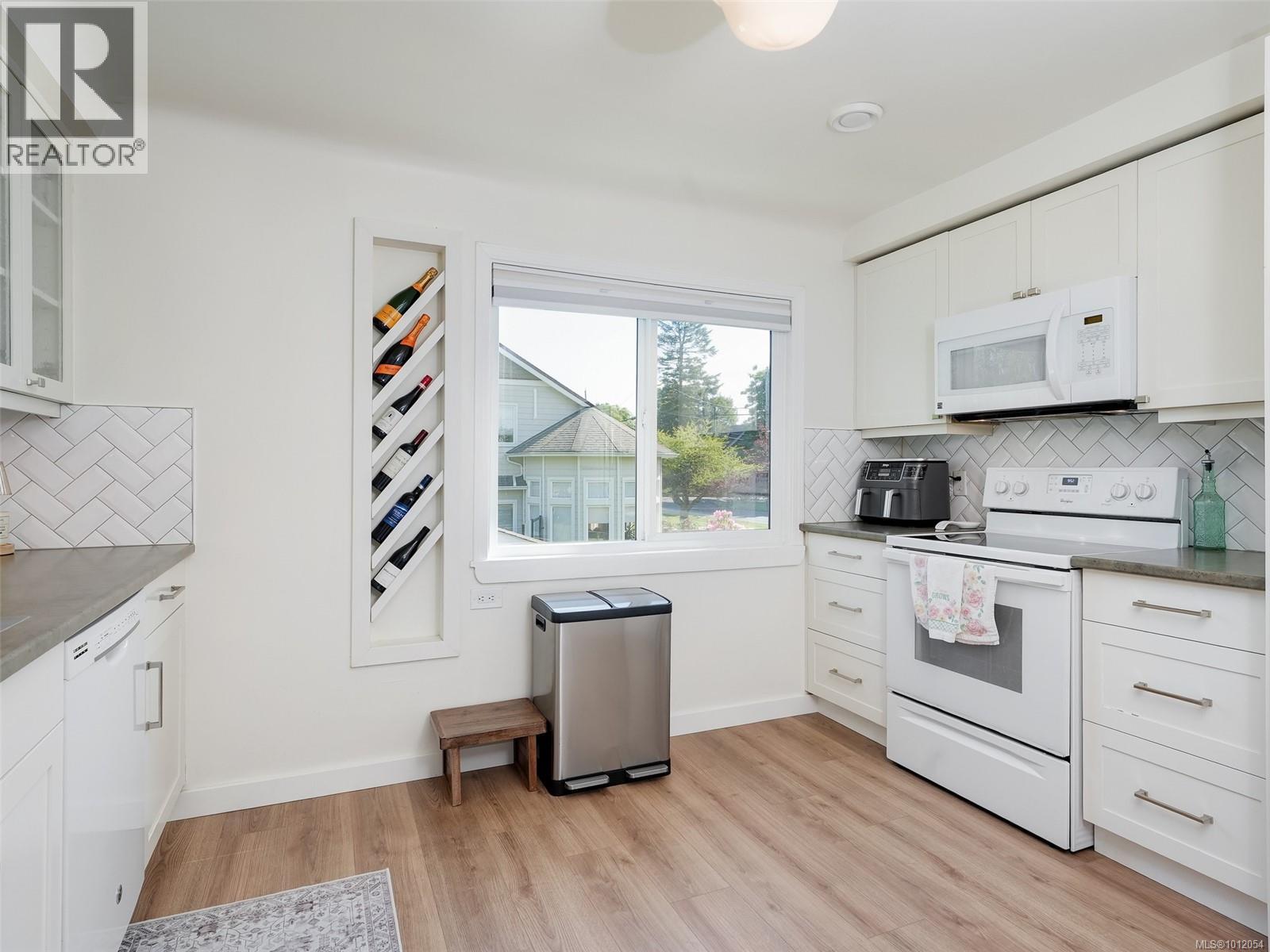 Photo 6 of 2962 Millgrove St, Saanich BC