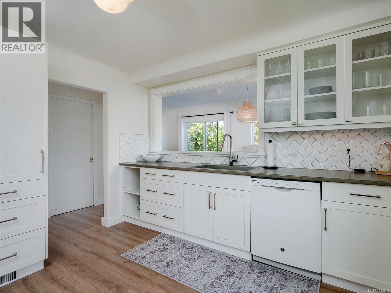 Photo 8 of 2962 Millgrove St, Saanich BC