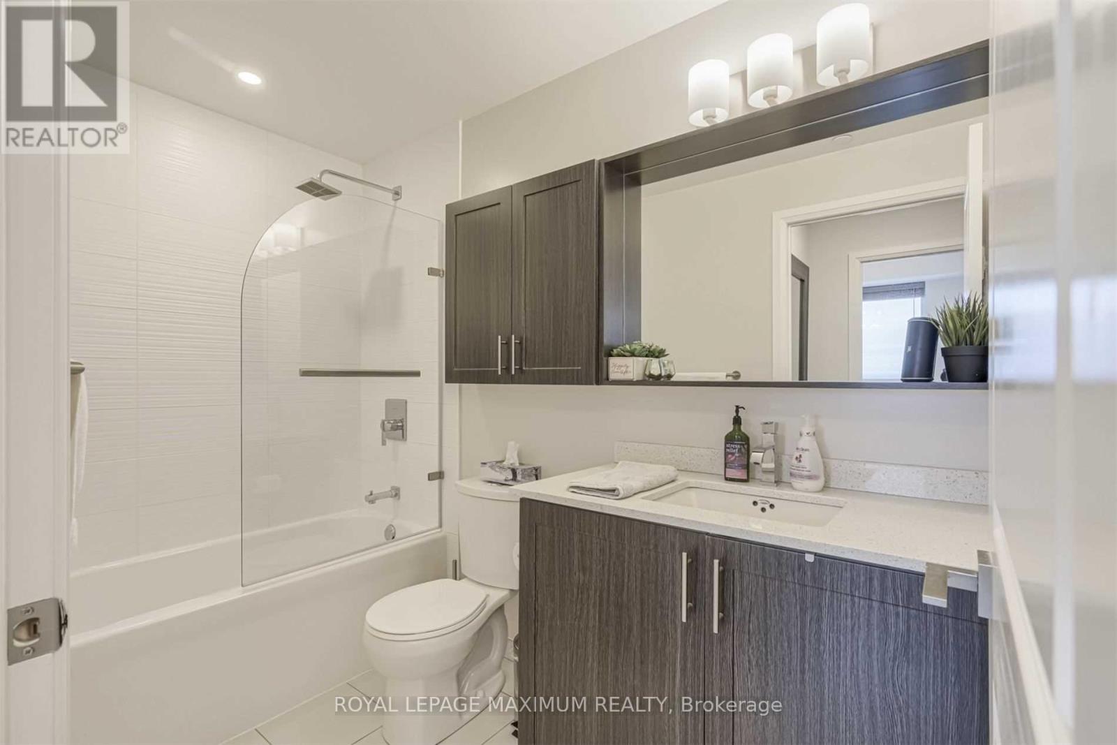 Photo 10 of 2507 3700 Highway 7 Road W, Vaughan ON