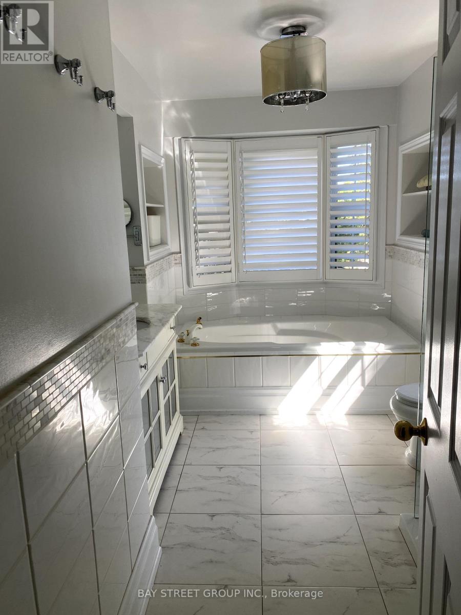 Photo 14 of 1322 Roseberry Crescent, Oakville ON
