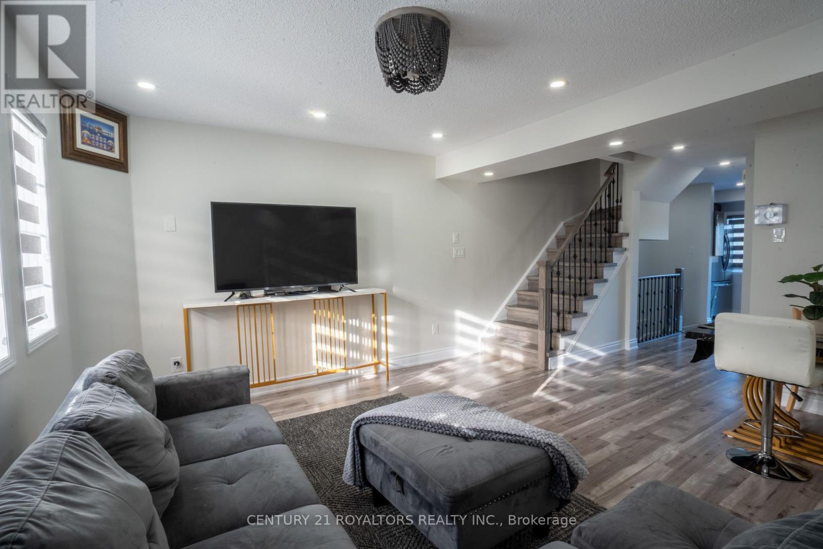 Photo 10 of 28 Spadina Road, Brampton ON