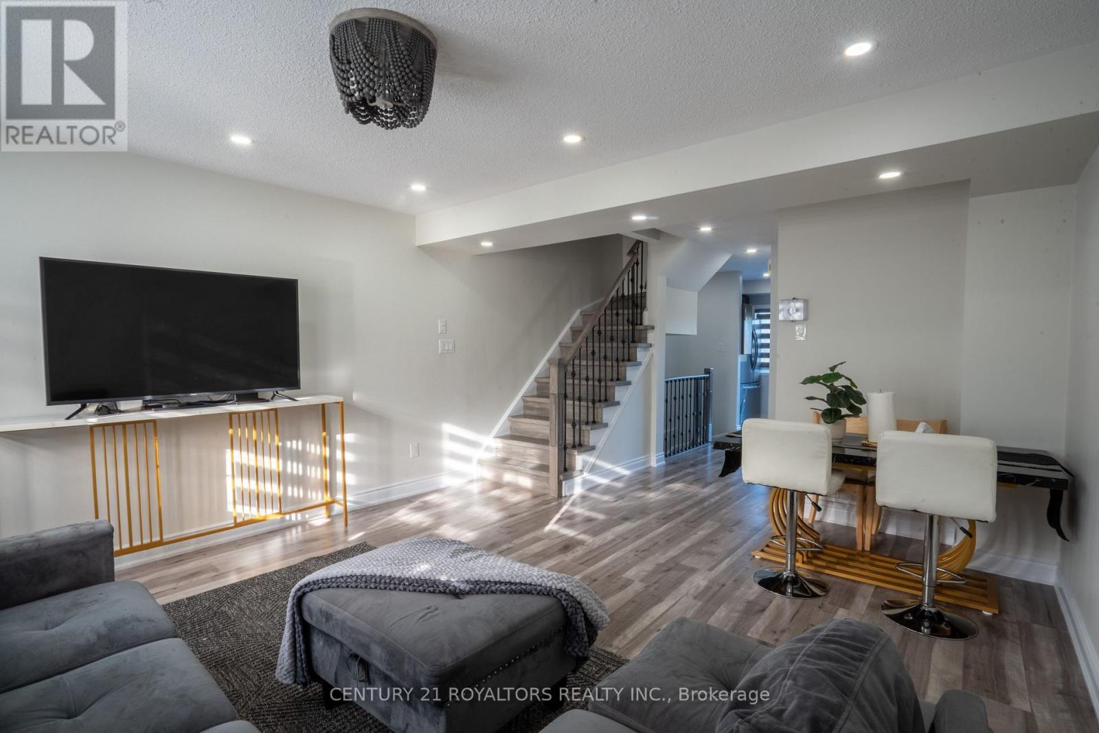 Photo 11 of 28 Spadina Road, Brampton ON