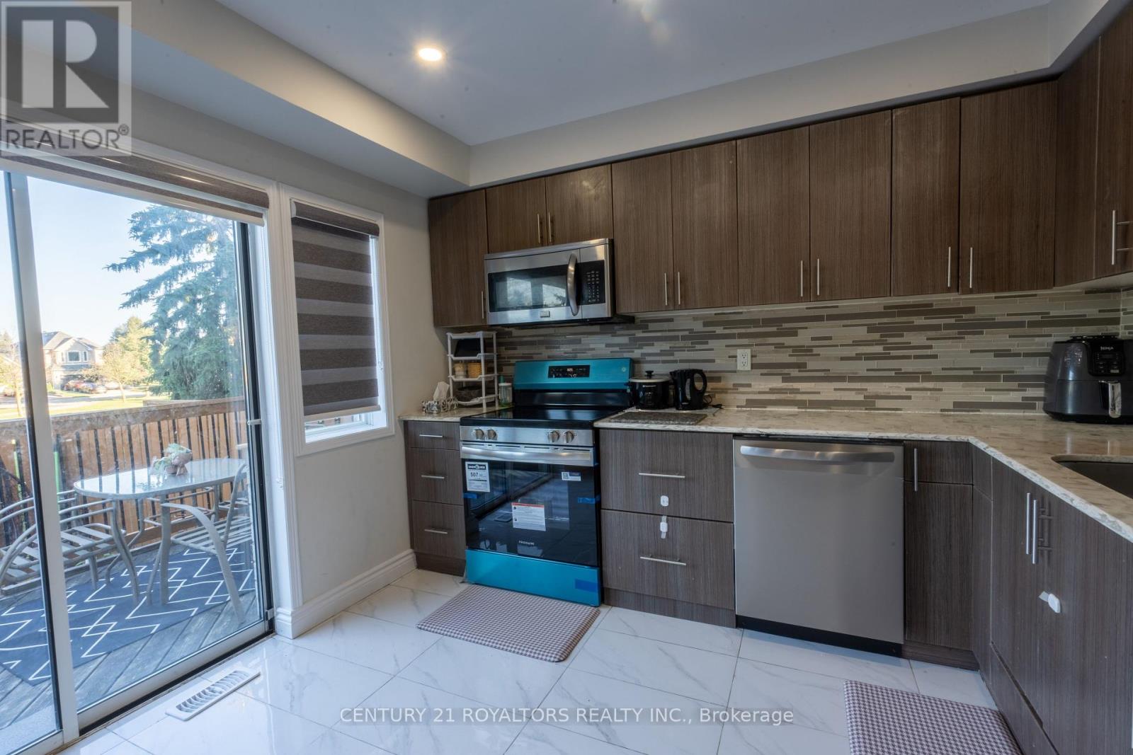 Photo 14 of 28 Spadina Road, Brampton ON