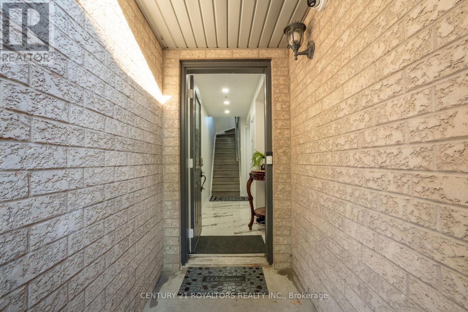 Photo 2 of 28 Spadina Road, Brampton ON