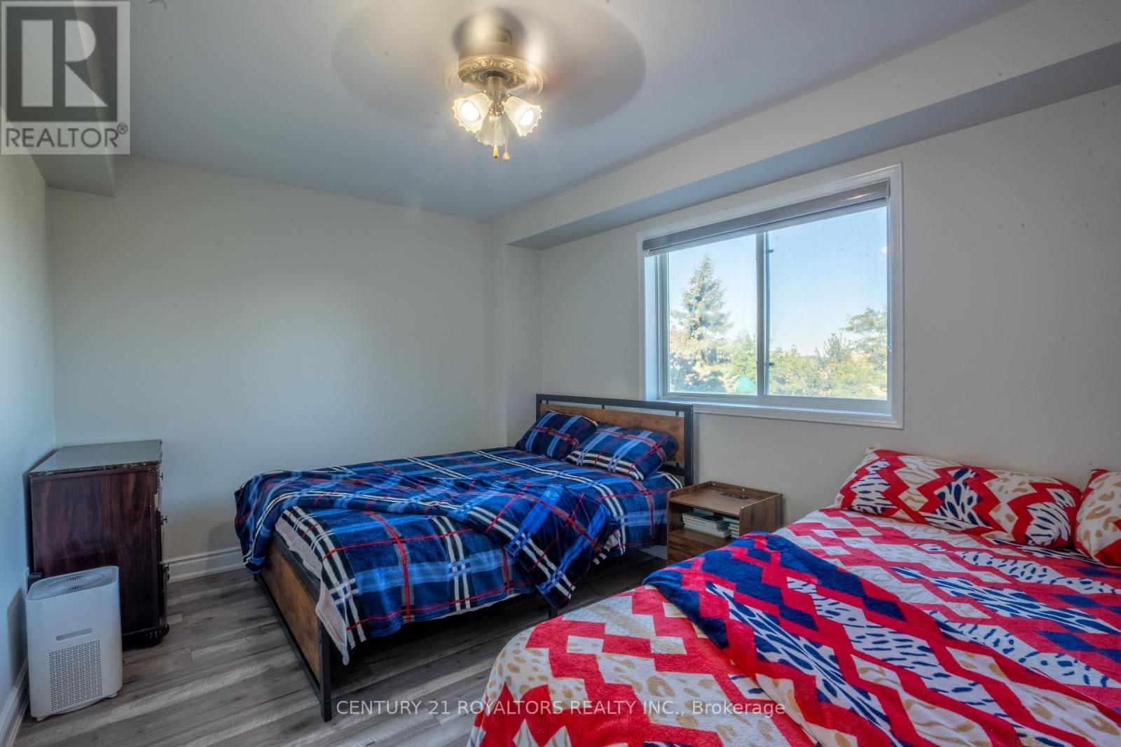 Photo 20 of 28 Spadina Road, Brampton ON