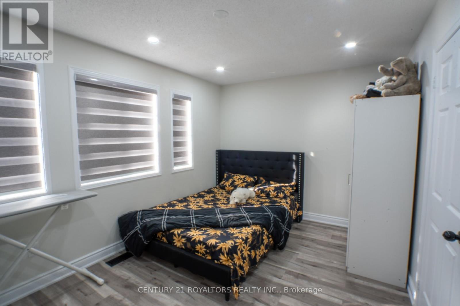 Photo 24 of 28 Spadina Road, Brampton ON
