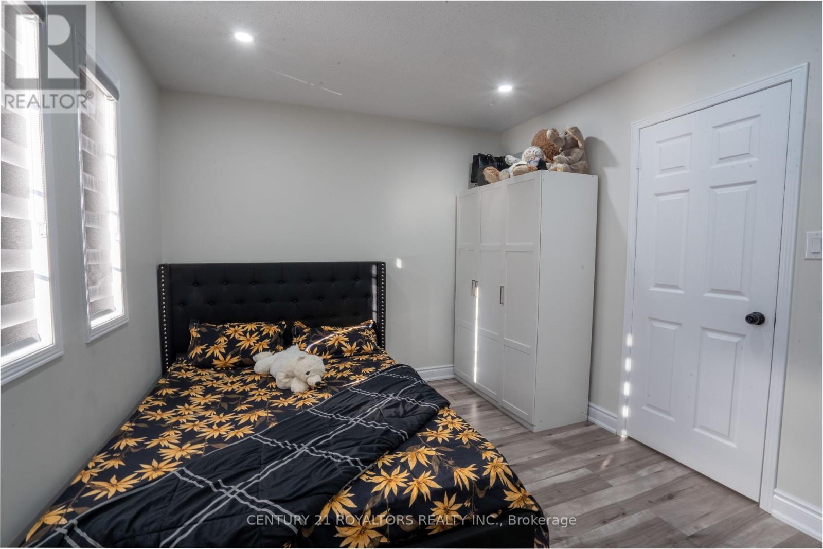 Photo 25 of 28 Spadina Road, Brampton ON