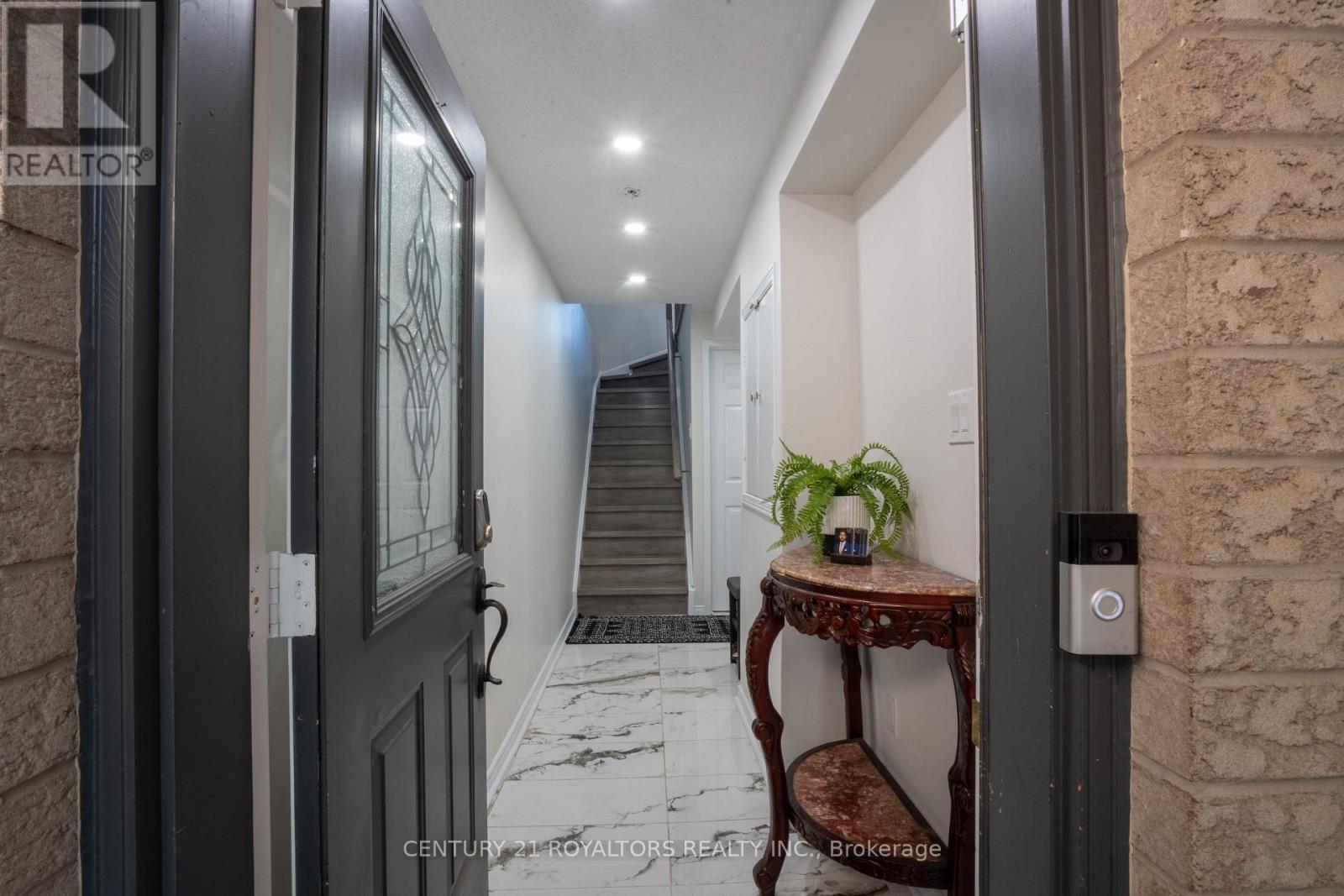 Photo 3 of 28 Spadina Road, Brampton ON