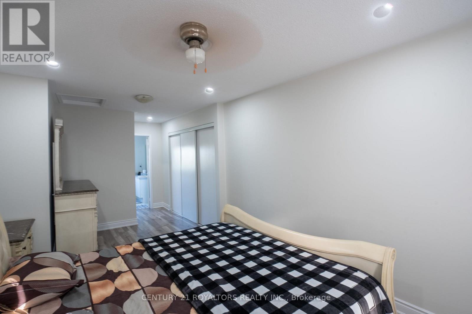 Photo 30 of 28 Spadina Road, Brampton ON